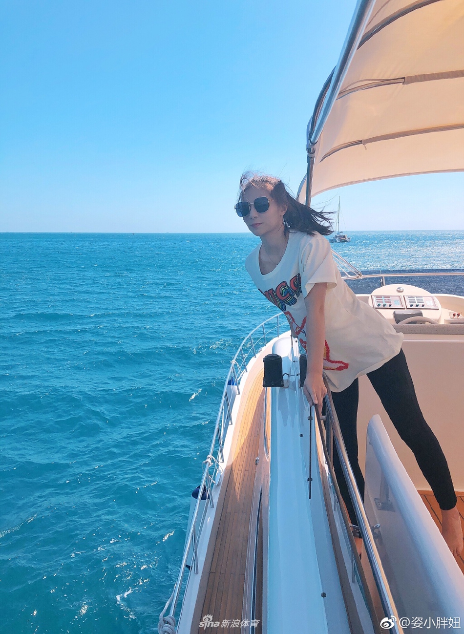 跳水女神何姿出海美照