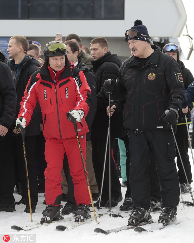 普京与白俄罗斯总统卢卡申科一起滑雪