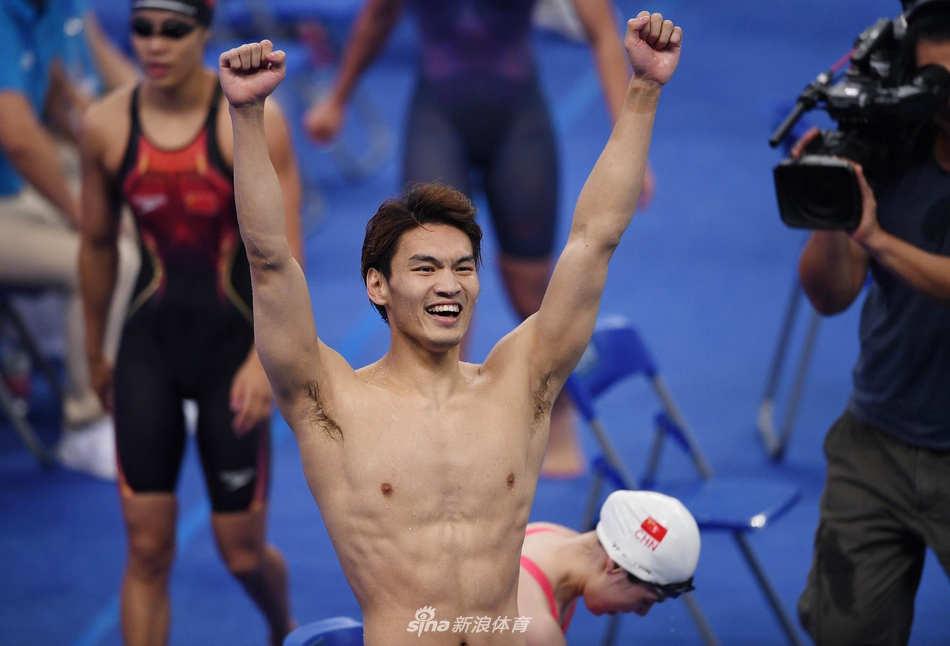 全国冠军赛：男女4X100米混合泳接力打破世界纪录