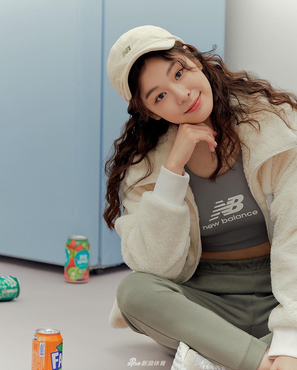 金妍儿秋日居家美照