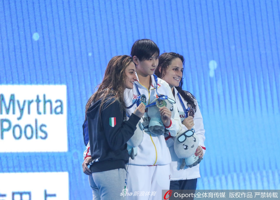 短池游泳世锦赛王简嘉禾领奖