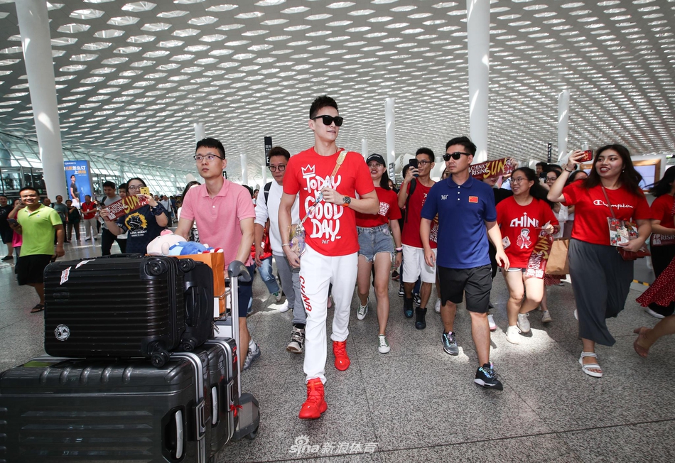 孙杨出征世锦赛大批泳迷送机