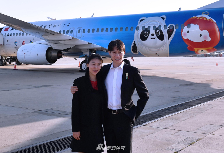 “冬奥冰雪号”彩绘飞机完成首航