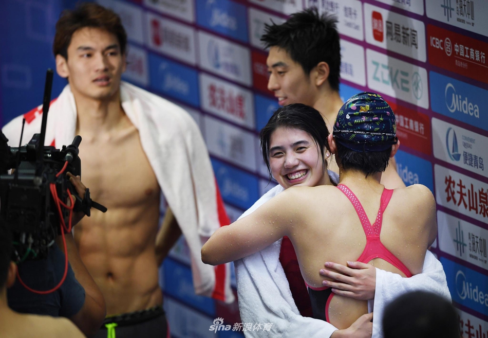 全国冠军赛：男女4X100米混合泳接力打破世界纪录