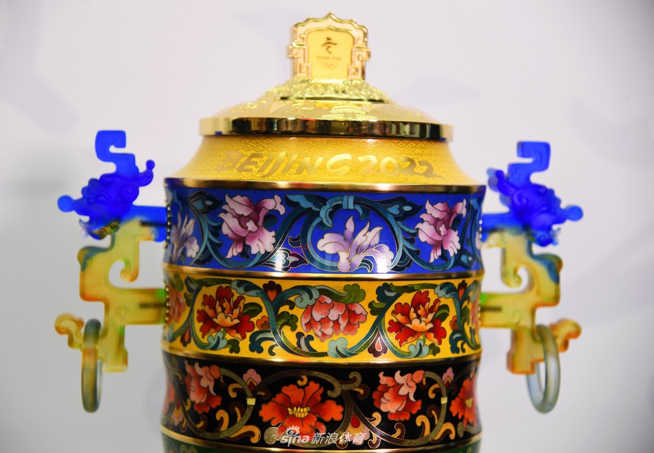 北京冬奥会特许商品“冬奥五环珐琅尊”发布
