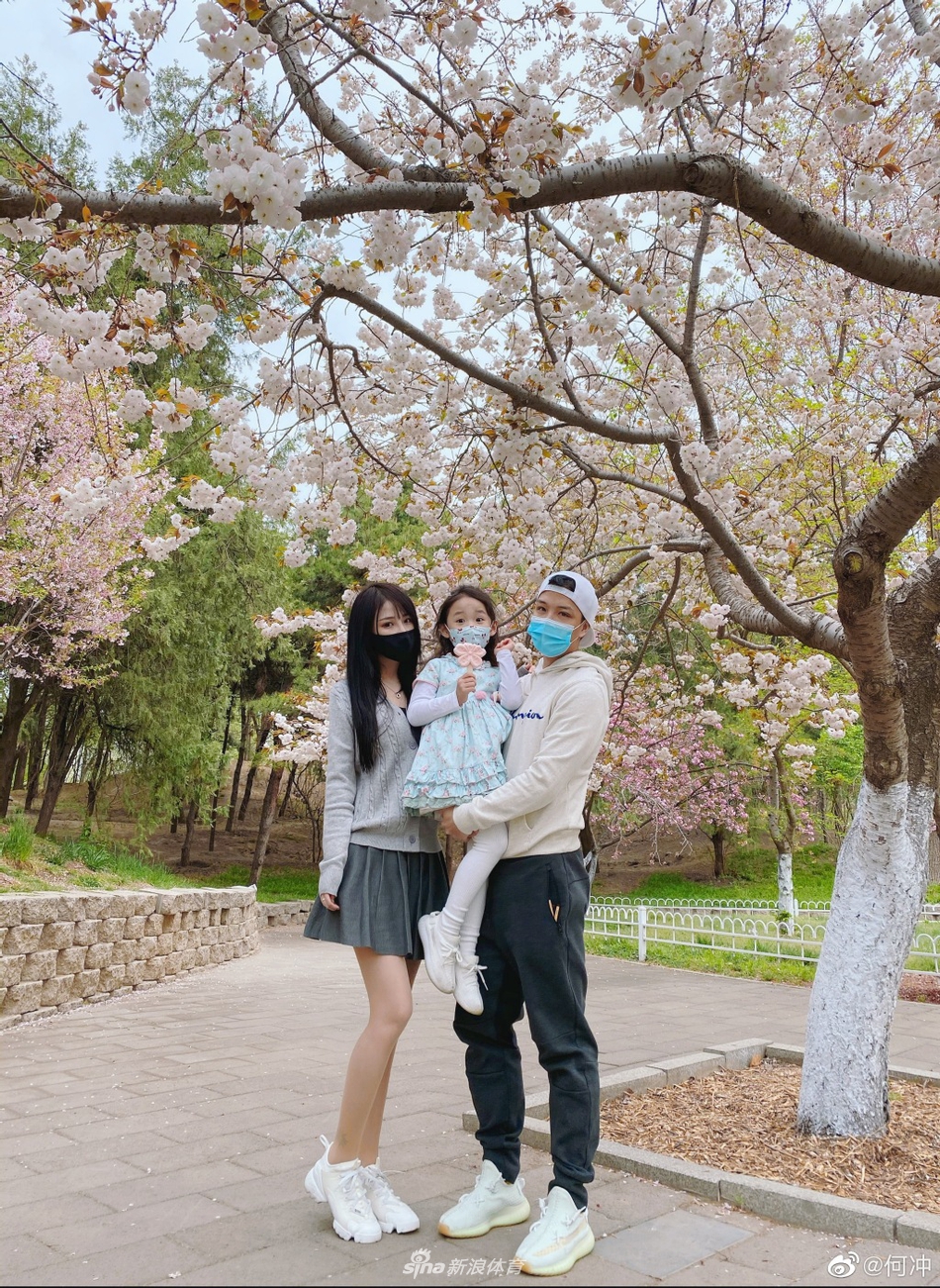 跳水奥运冠军何冲一家拍摄樱花全家福