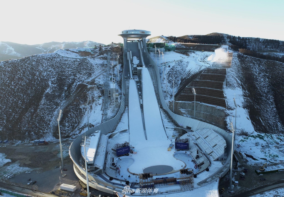国家跳台滑雪中心“雪如意”初亮相