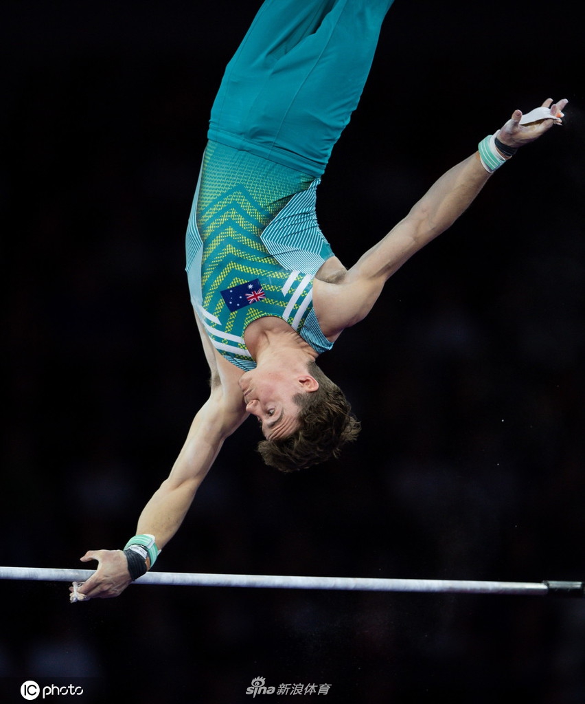 世锦赛巴西选手单杠封王 喜极而泣