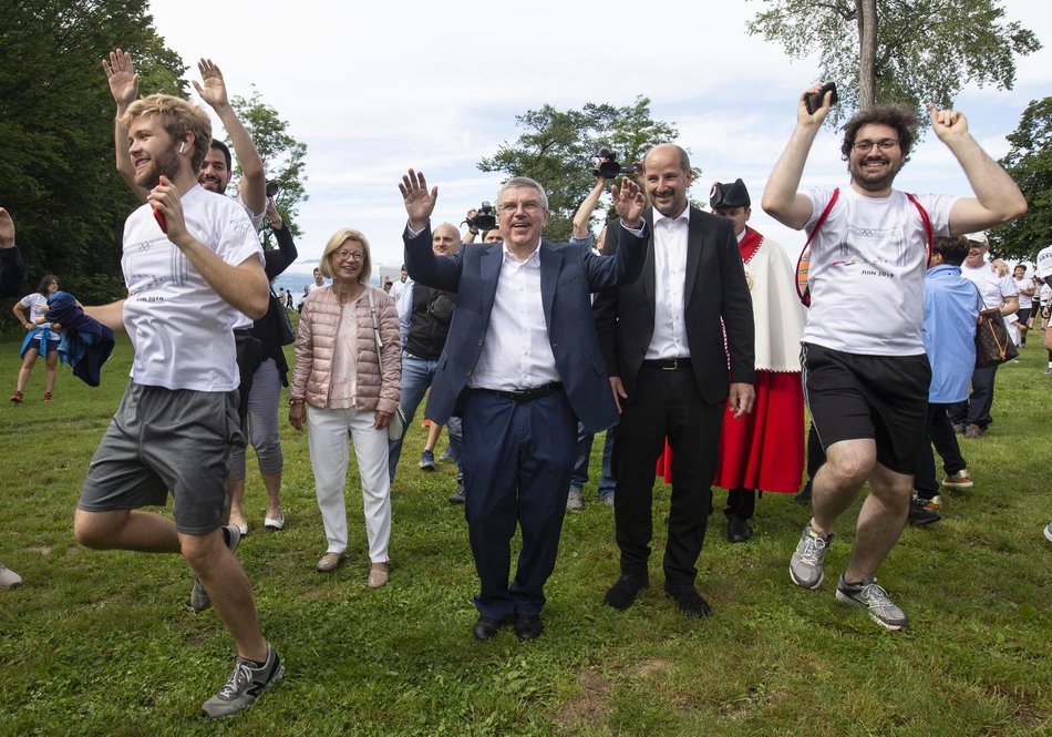 巴赫参加洛桑“奥林匹克日长跑”活动