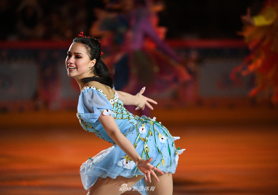 莫斯科红场露天滑冰场 扎吉托娃领衔冰上表演