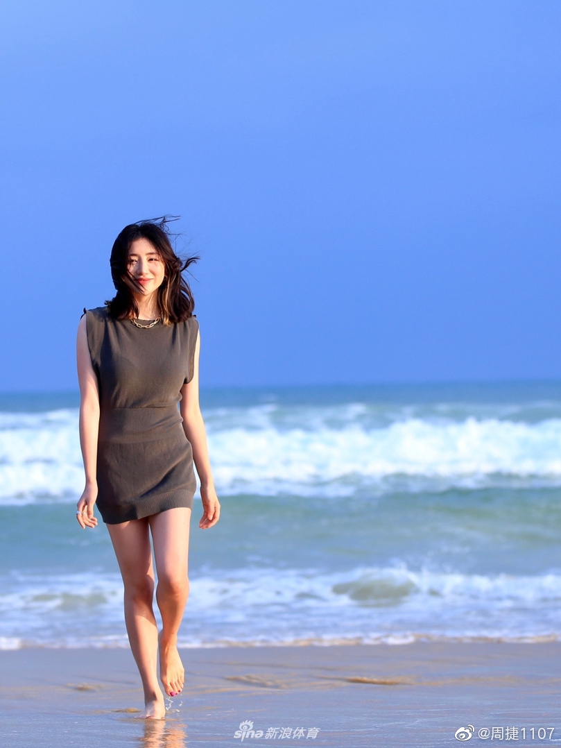 乘风踏浪 邹凯妻子周捷海边美照