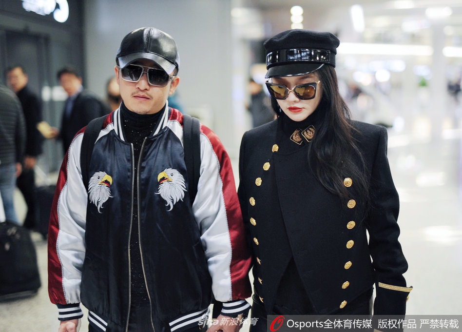 邹市明冉莹颖机场十指相扣恩爱十足