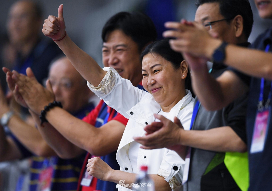 全国冠军赛：男女4X100米混合泳接力打破世界纪录