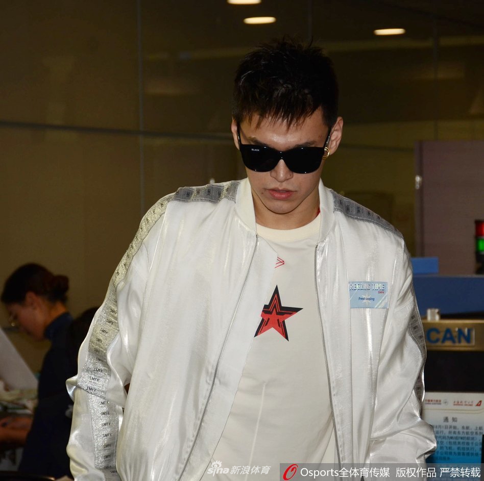 孙杨现身赶赴美国训练