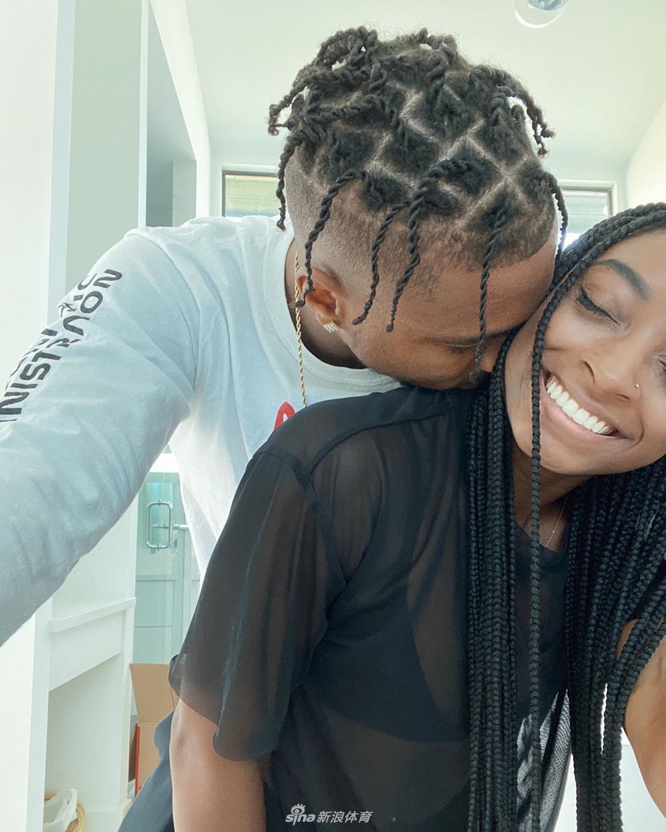 体操女皇拜尔斯公开新恋情