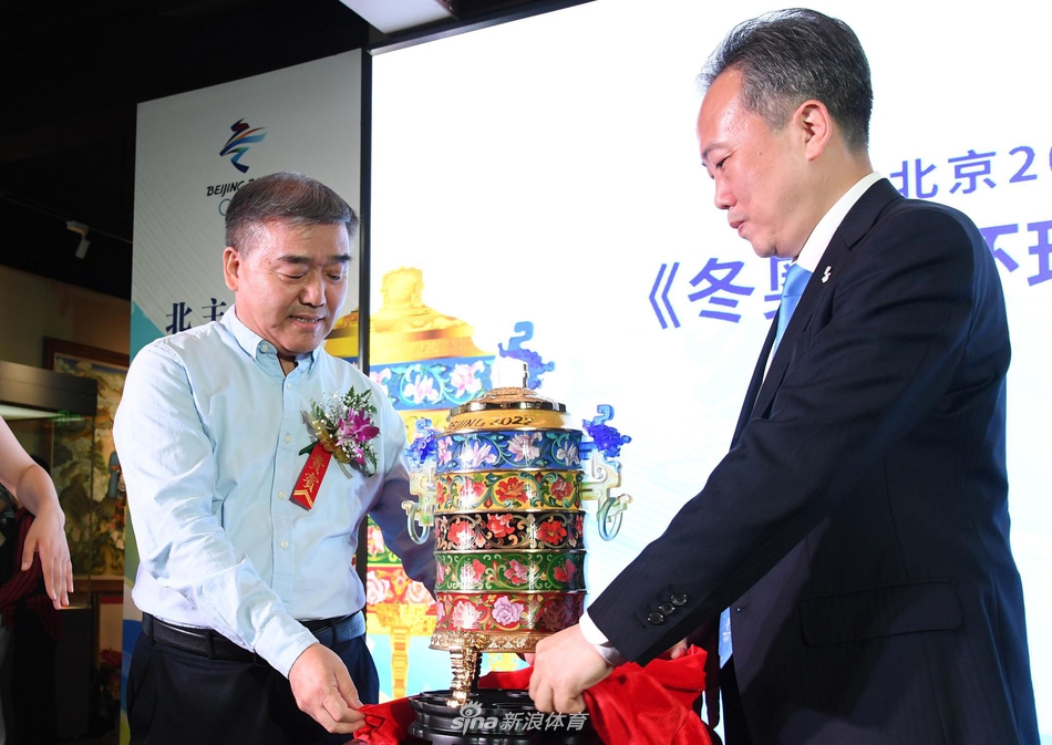 北京冬奥会特许商品“冬奥五环珐琅尊”发布