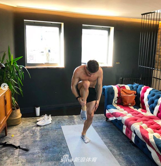 跳水金童戴利在家训练 秀好身材