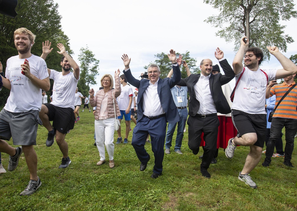 巴赫参加洛桑“奥林匹克日长跑”活动