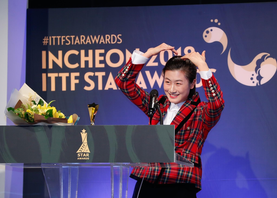 丁宁登台领奖比心卖萌