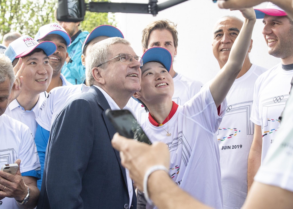 巴赫参加洛桑“奥林匹克日长跑”活动