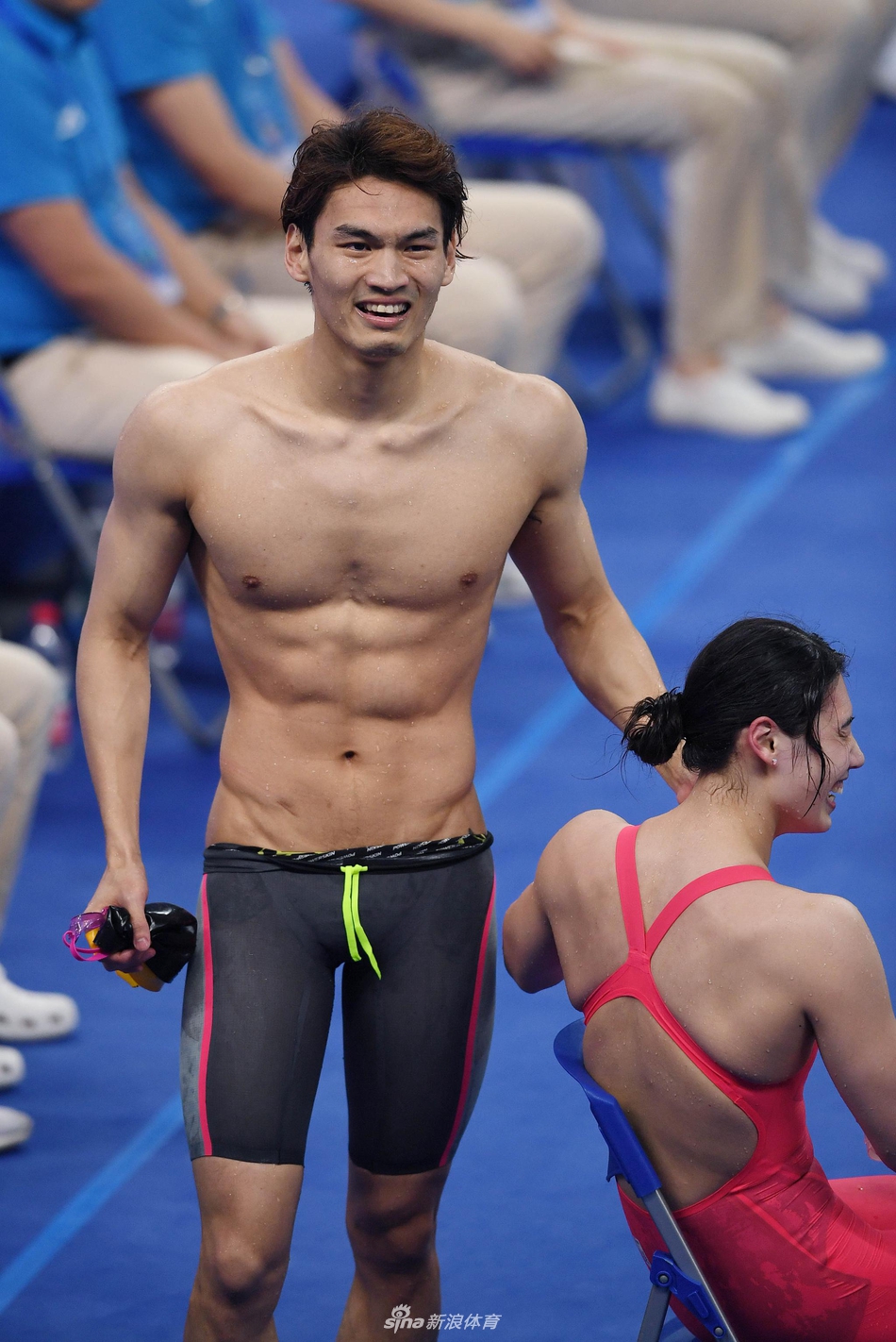 全国冠军赛：男女4X100米混合泳接力打破世界纪录