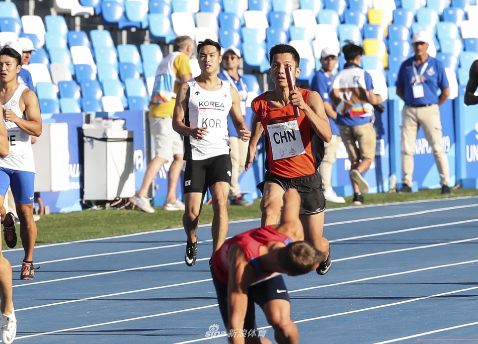 大运会中国队获田径男子4x100米接力银牌