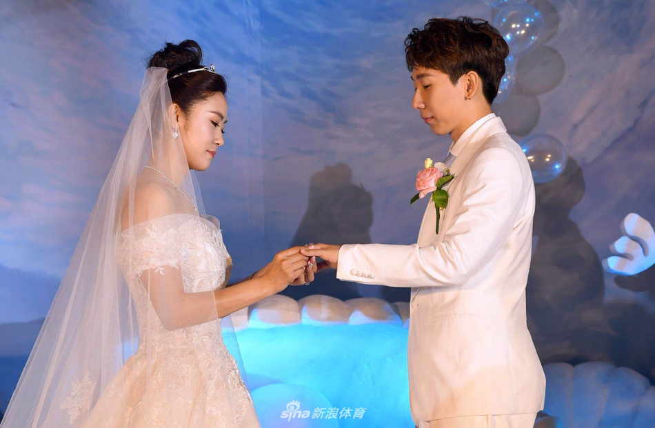 韩天宇刘秋宏婚礼洒幸福泪