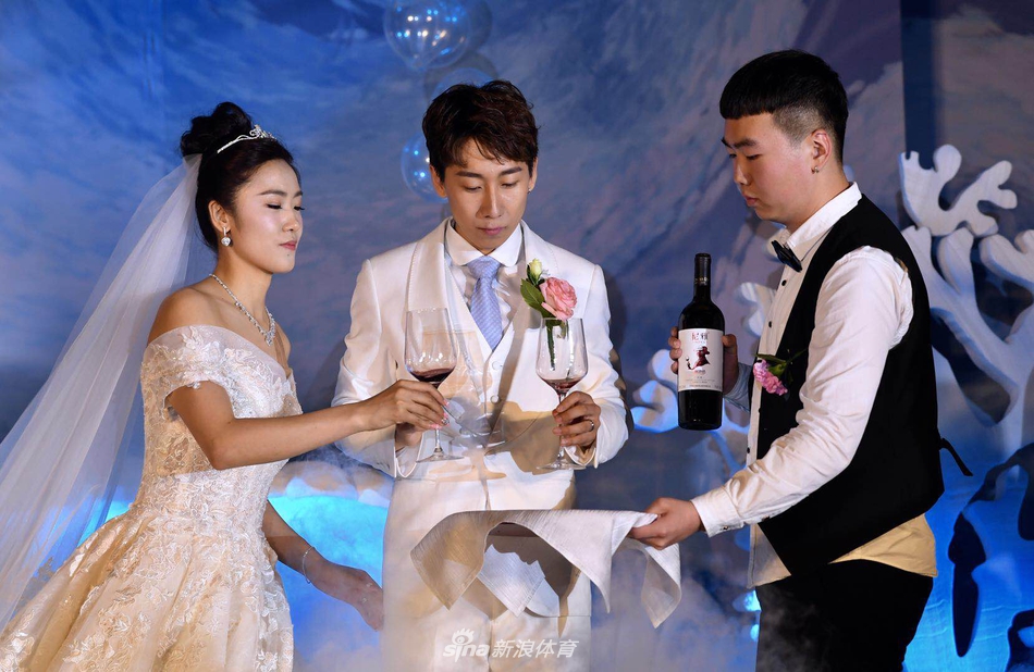 韩天宇刘秋宏婚礼洒幸福泪