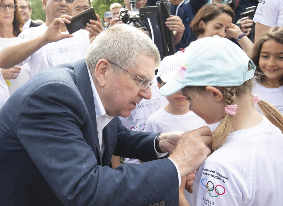 巴赫参加洛桑“奥林匹克日长跑”活动