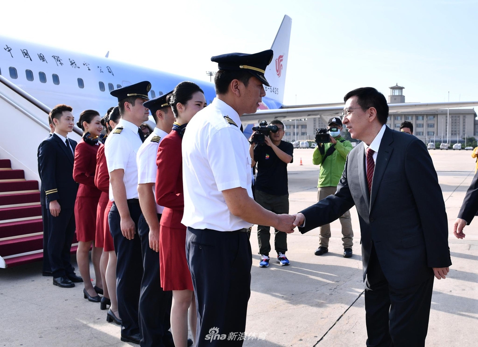 “冬奥冰雪号”彩绘飞机完成首航