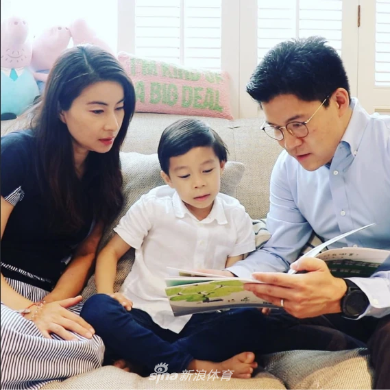 霍启刚郭晶晶恩爱瞬间