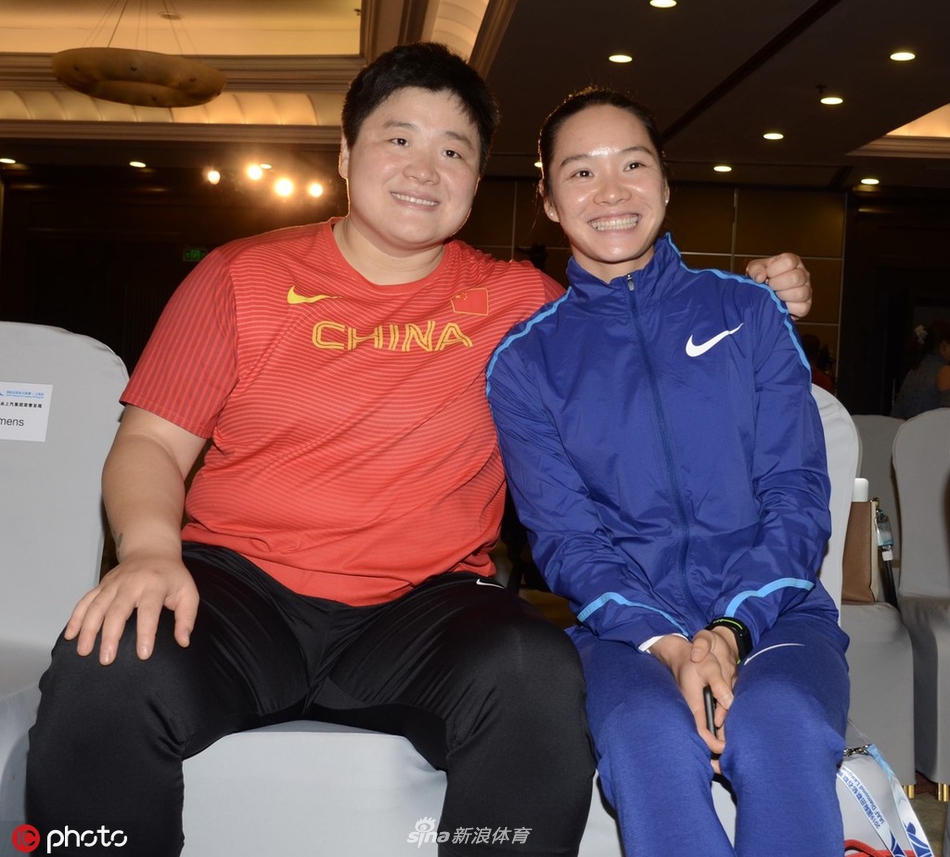 韦永丽巩立姣亲密合影