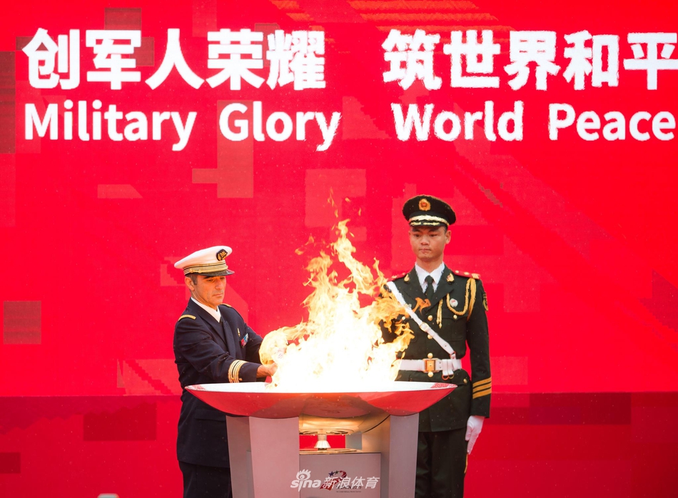 军运会火炬传递活动在武汉举行