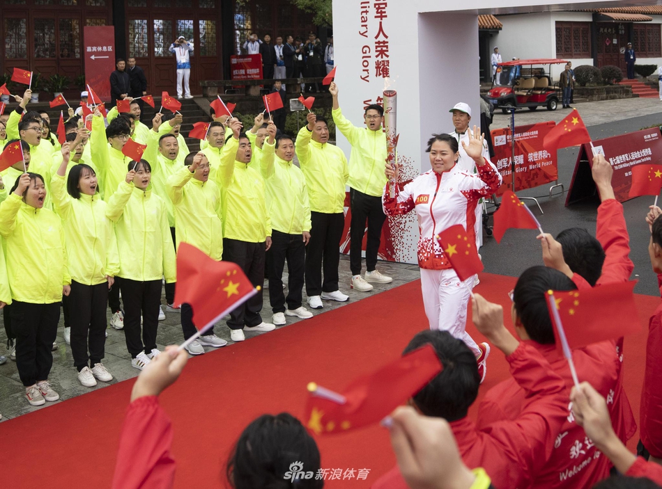 军运会火炬传递活动在武汉举行