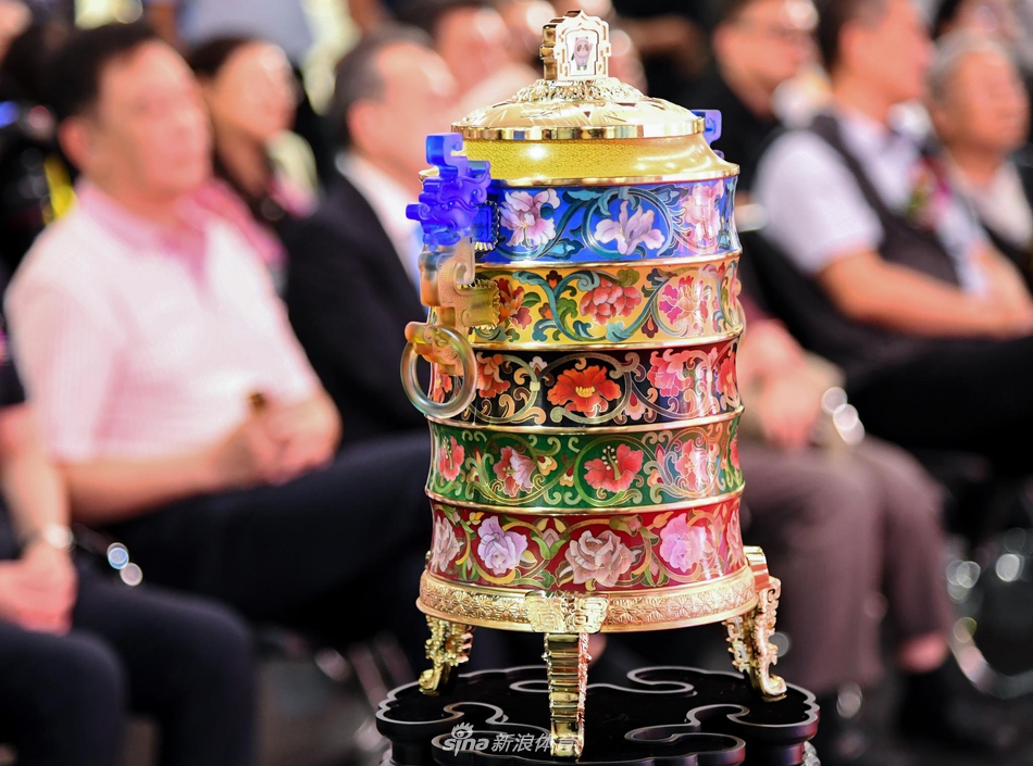 北京冬奥会特许商品“冬奥五环珐琅尊”发布