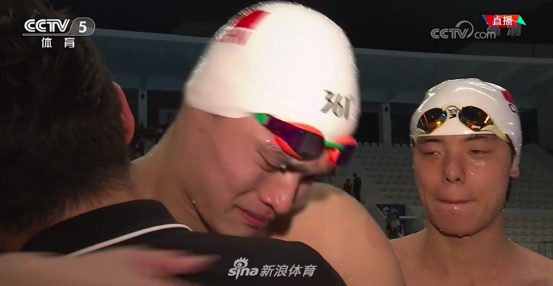 孙杨1500自险胜夺冠 抱央视记者痛哭
