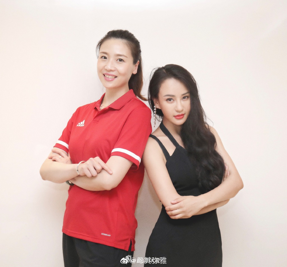 魏秋月与瑜伽教母母其弥雅同框