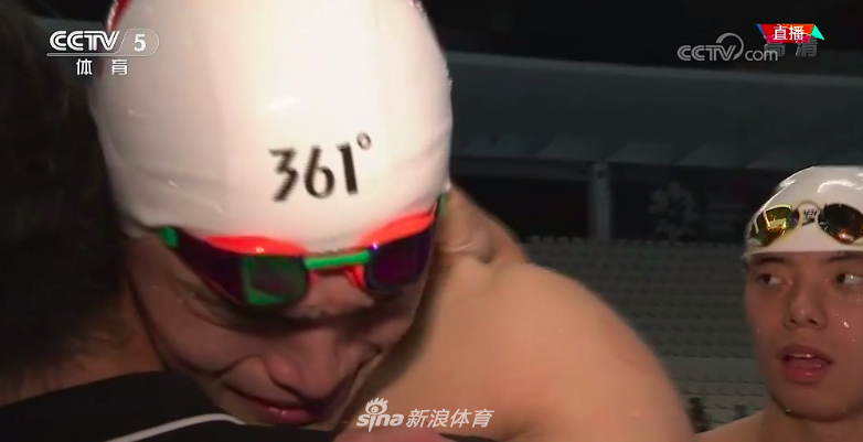 孙杨1500自险胜夺冠 抱央视记者痛哭