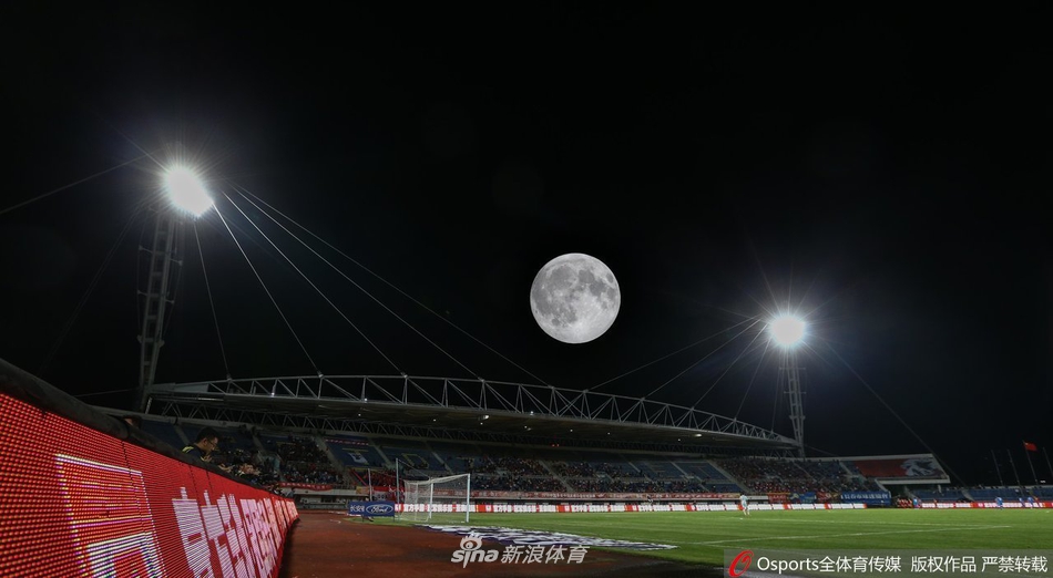 月圆中秋时 来球场看月亮吧