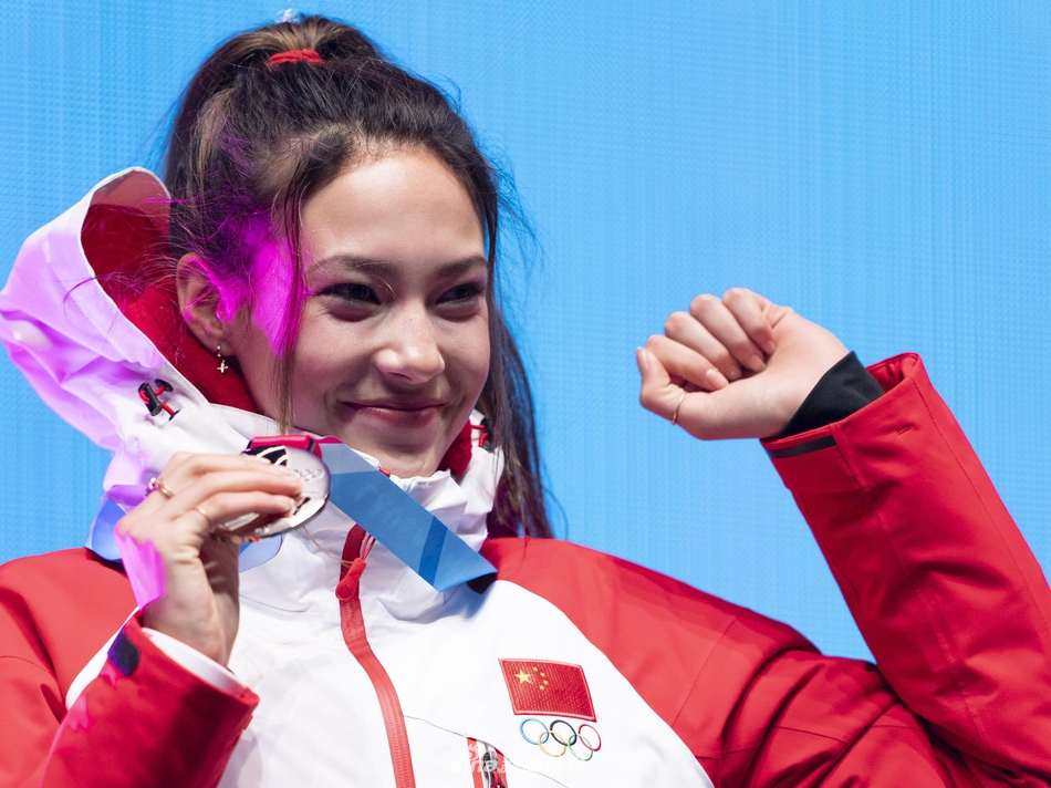 冬青奥会谷爱凌惊艳颁奖仪式