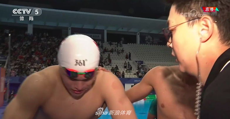 孙杨1500自险胜夺冠 抱央视记者痛哭