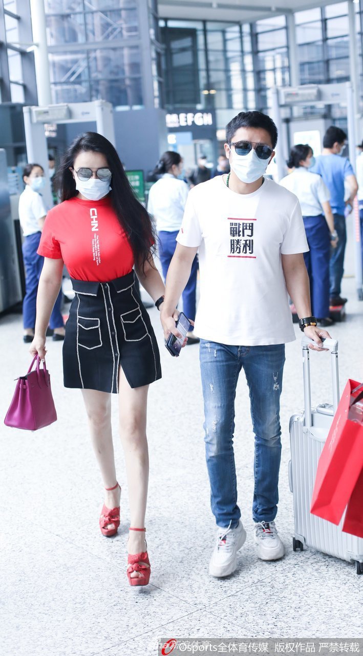 邹市明携爱妻冉莹颖现身虹桥机场 恩爱眷侣羡煞旁人