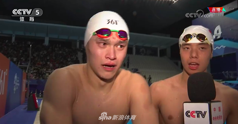 孙杨1500自险胜夺冠 抱央视记者痛哭