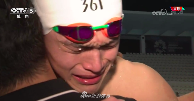 孙杨1500自险胜夺冠 抱央视记者痛哭