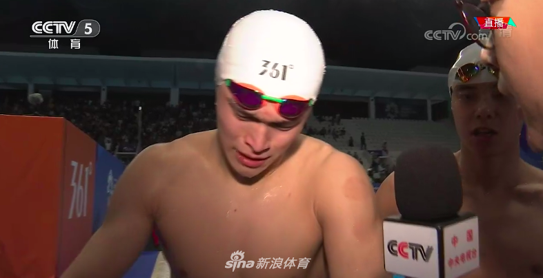 孙杨1500自险胜夺冠 抱央视记者痛哭