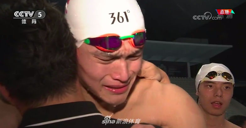 孙杨1500自险胜夺冠 抱央视记者痛哭