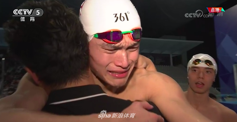 孙杨1500自险胜夺冠 抱央视记者痛哭