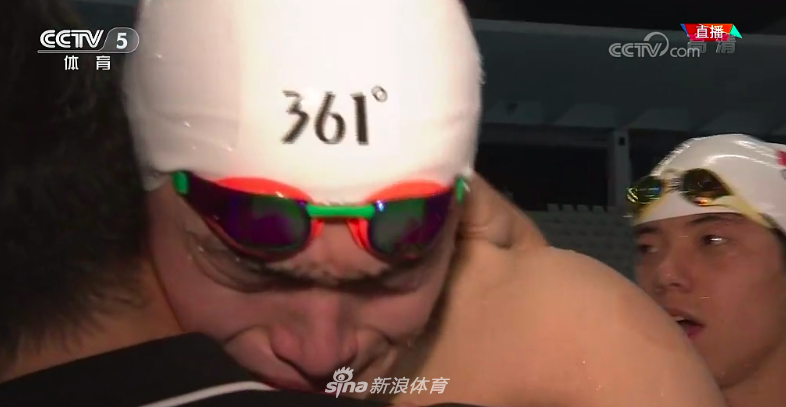 孙杨1500自险胜夺冠 抱央视记者痛哭