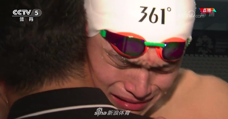 孙杨1500自险胜夺冠 抱央视记者痛哭