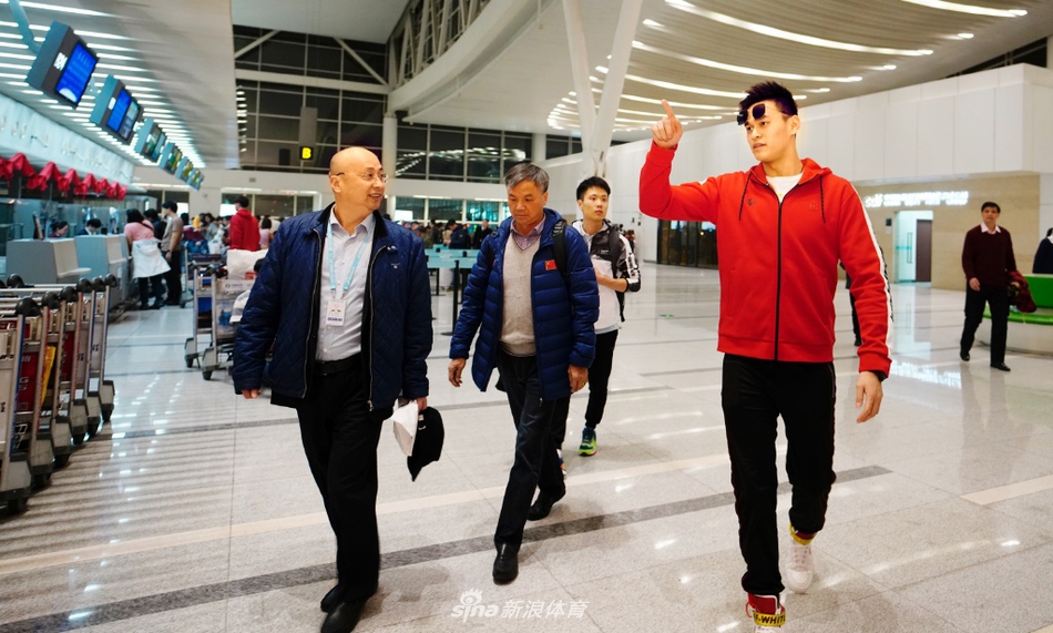 孙杨前往新加坡冬训